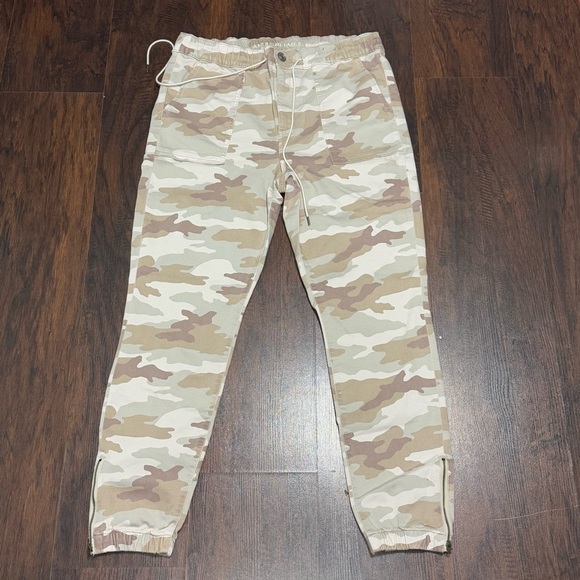 American Eagle Outfitters High Rise Denim Jeans Joggers in Camo Prints 14 EuC - Picture 1 of 11